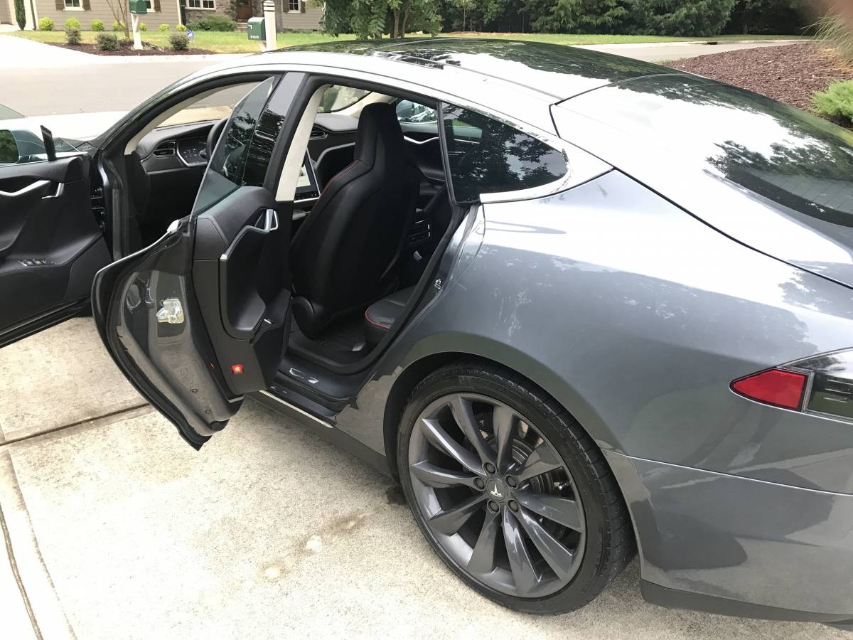 2013 Tesla Model S 5YJSA1CP1DFP17423