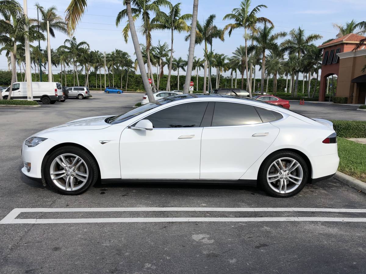 2014 Tesla Model S 5YJSA1S1XEFP30637