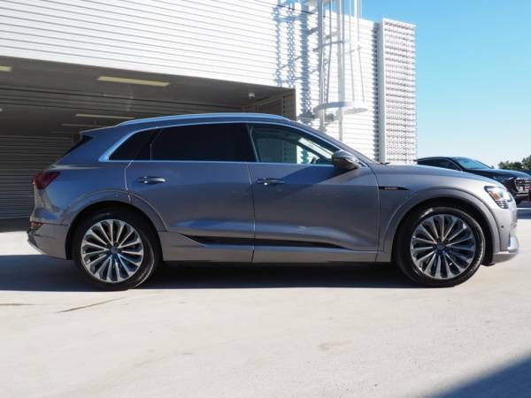 2019 Audi e-tron WA1VAAGE8KB010447