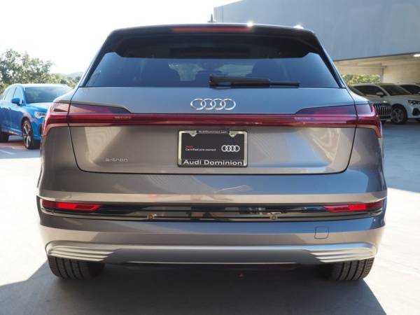 2019 Audi e-tron WA1VAAGE8KB010447