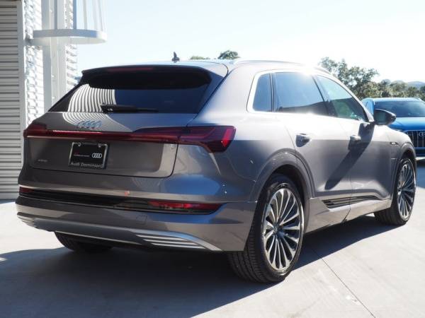 2019 Audi e-tron WA1VAAGE8KB010447