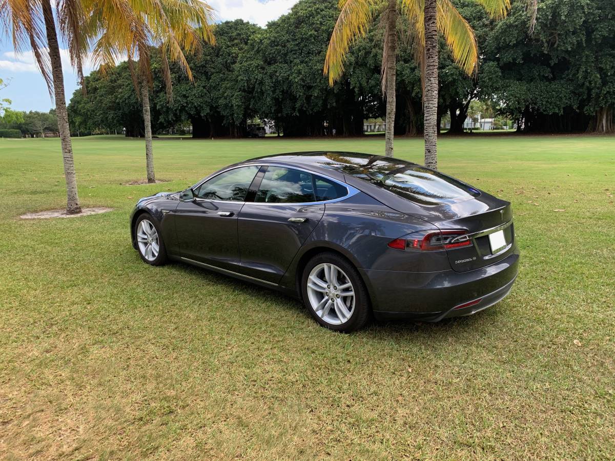 2016 Tesla Model S 5YJSA1E11GF130586