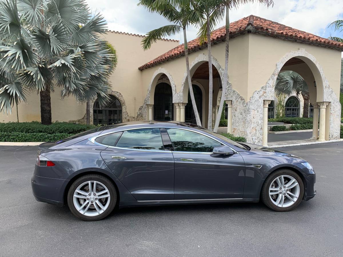 2016 Tesla Model S 5YJSA1E11GF130586