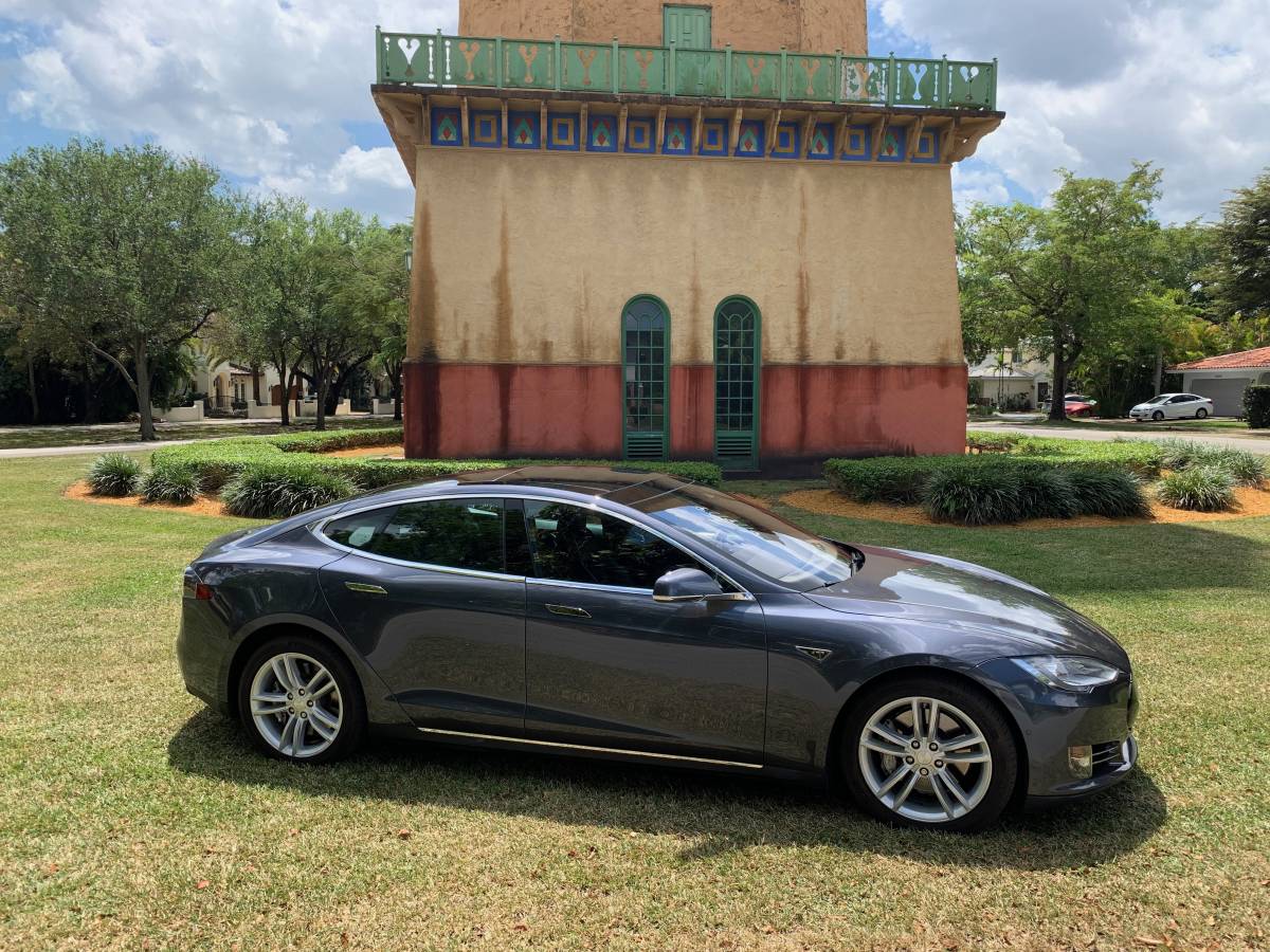 2016 Tesla Model S 5YJSA1E11GF130586