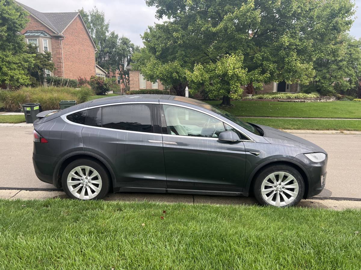 2018 Tesla Model X 5YJXCDE29JF111043