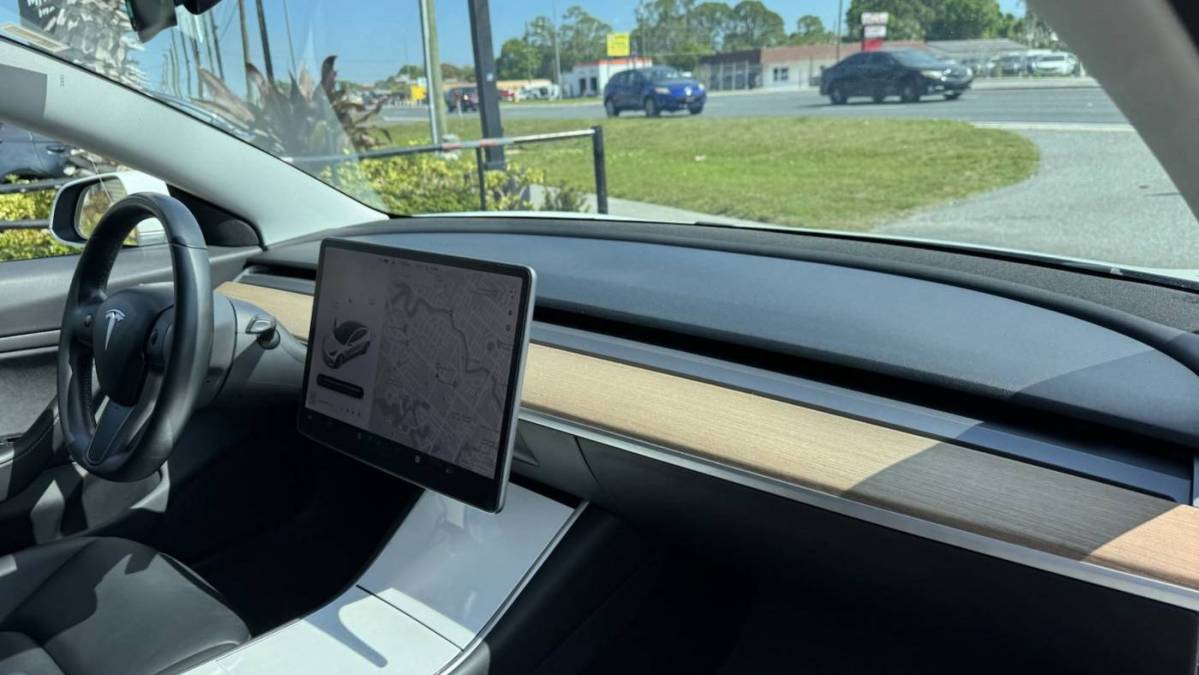 2019 Tesla Model 3 5YJ3E1EB1KF200016