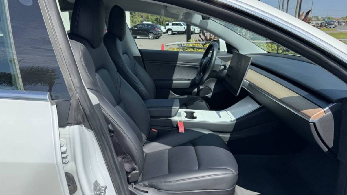 2019 Tesla Model 3 5YJ3E1EB1KF200016