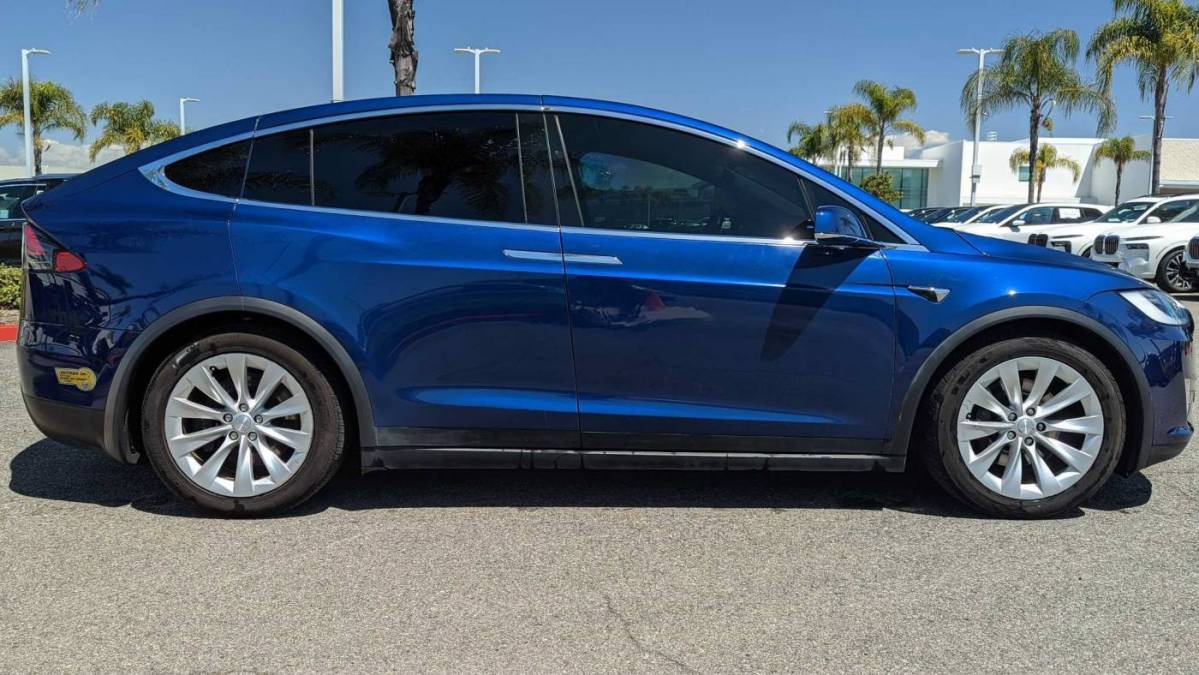 2018 Tesla Model X 5YJXCDE27JF140492