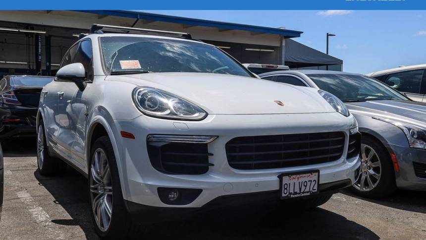 2017 Porsche Cayenne WP1AE2A29HLA75676