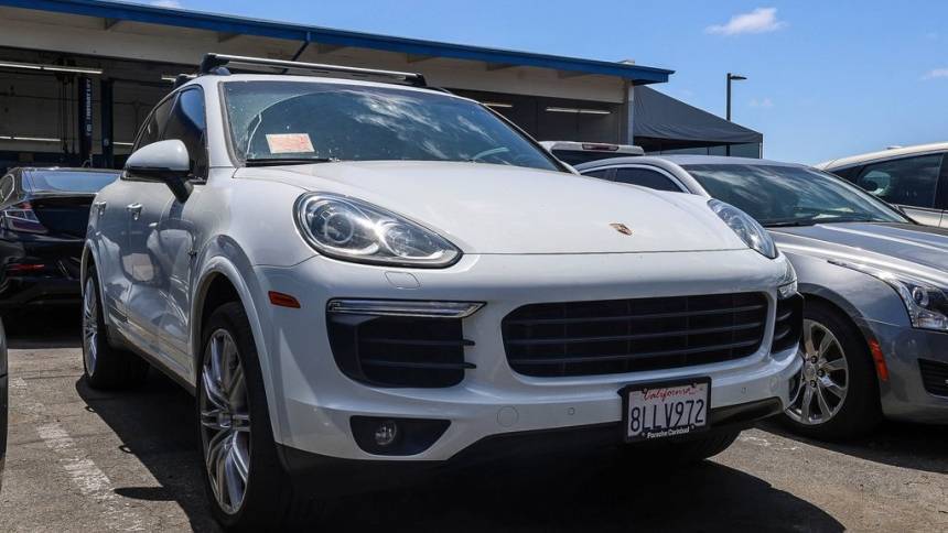 2017 Porsche Cayenne WP1AE2A29HLA75676