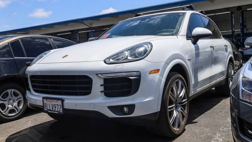 2017 Porsche Cayenne WP1AE2A29HLA75676