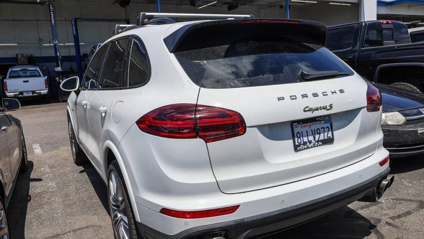 2017 Porsche Cayenne WP1AE2A29HLA75676