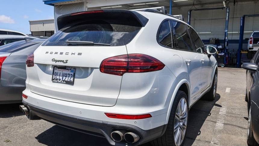 2017 Porsche Cayenne WP1AE2A29HLA75676